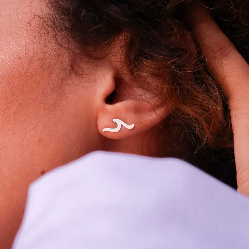 BRINCO ONDA LISA. - BANHADO A OURO 18K