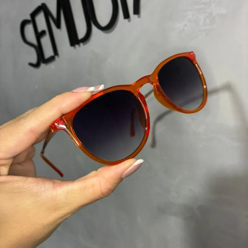 ÓCULOS DE REDONDO TANGERINA COM LENTE PRETA DEGRADE ARMAÇÃO TRASPARENTE COM PROTEÇÃO UV 400 - MARCA PROPRIA