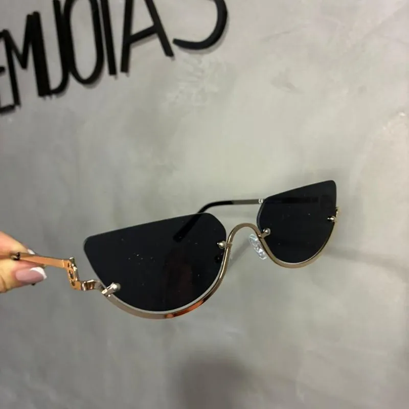 ÓCULOS DE SOL CLEÓPATRA GEOMÉTRICO PRETO COM LENTE PRETA ARMAÇÃO EM METAL DOURADO COM PROTEÇÃO UV 400 - MARCA PROPRIA