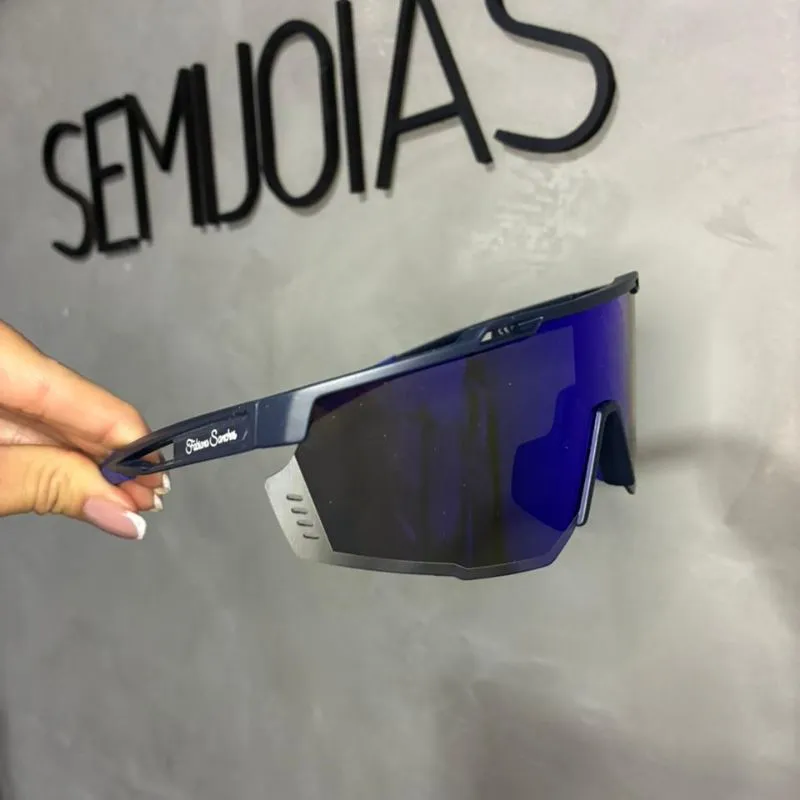 ÓCULOS DE SOL ESPORTIVO COM LENTE ESPELHADA AZUL ARMAÇÃO AZUL ESCURO E BIC EMBORRACHADO  COM PROTEÇÃO UV 400 - MARCA PROPRIA