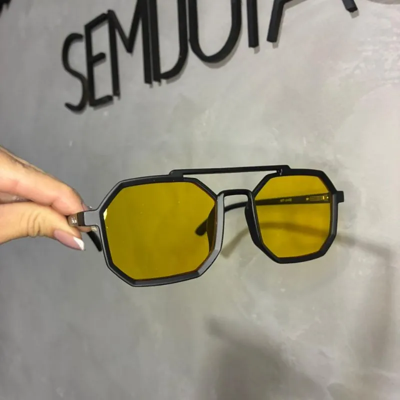 ÓCULOS DE SOL FORMA GEOMÉTRICA COM LENTE AMARELA TRASPARENTE ARMAÇÃO PRETA COM PROTEÇÃO UV 400 - MARCA PROPRIA