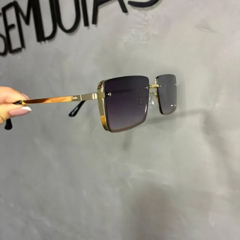 ÓCULOS DE SOL QUADRADO GEOMÉTRICO COM LENTE DEGRADE PRETO ARMAÇÃO EM METAL DOURADO COM PROTEÇÃO UV 400 - MARCA PROPRIA