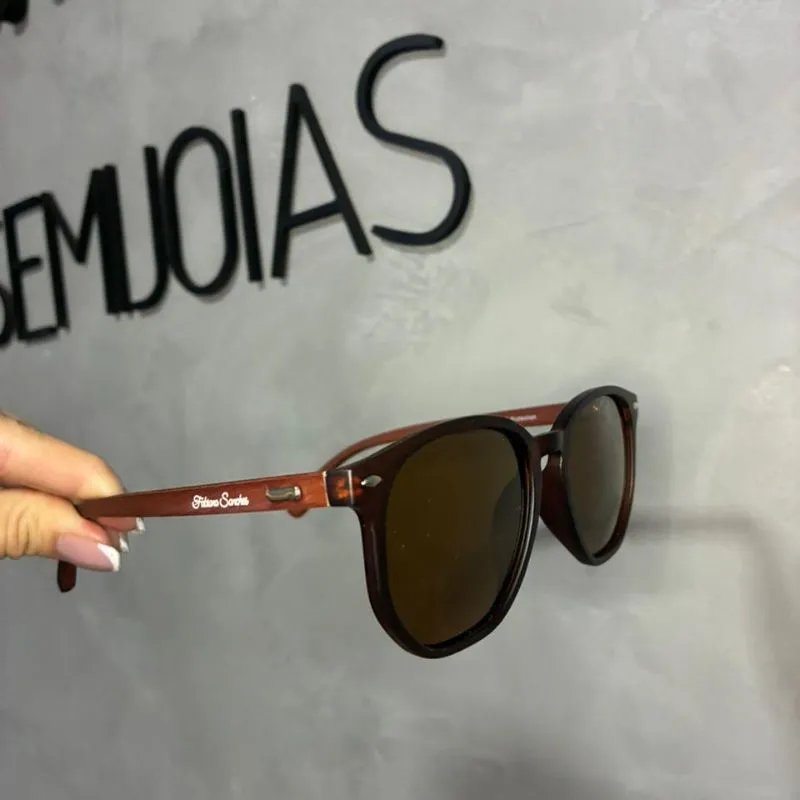 ÓCULOS DE SOL REDONDO COM LENTE MARROM ARMAÇÃO FOSCA MARROM COM AMADERADO MARROM ESCURO COM PROTEÇÃO UV 400 - MARCA PROPRIA