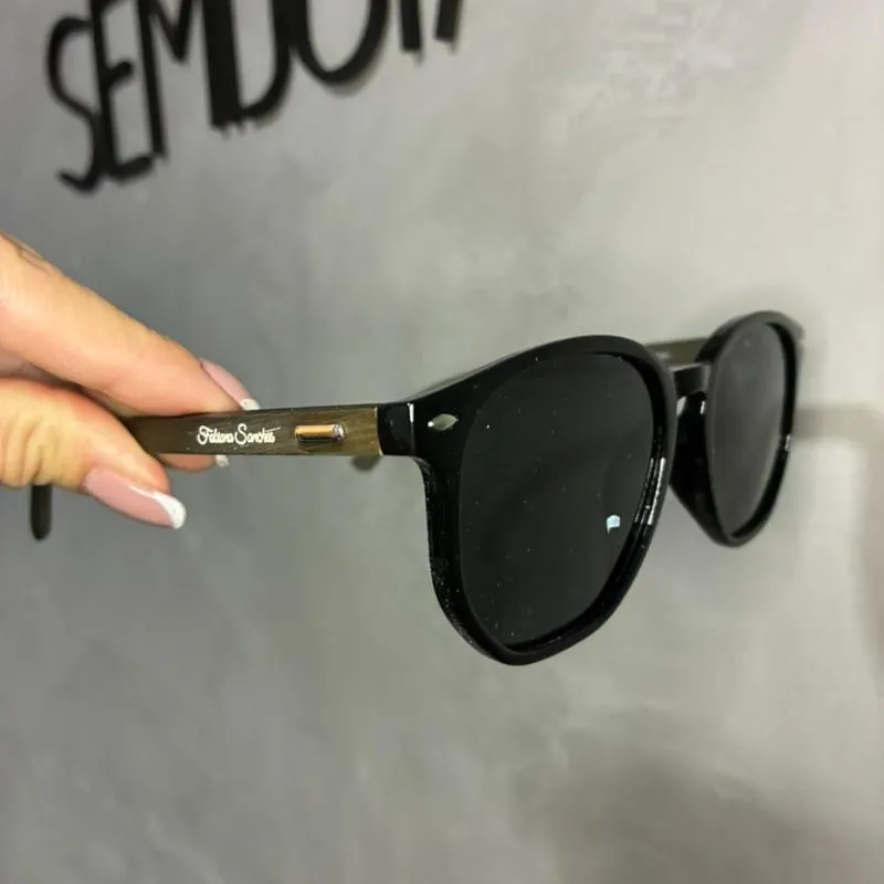 ÓCULOS DE SOL REDONDO COM LENTE PRETA ARMAÇÃO BRILHANTE PRETA COM AMADERADO CINZA ESCURO COM PROTEÇÃO UV 400 - MARCA PROPRIA