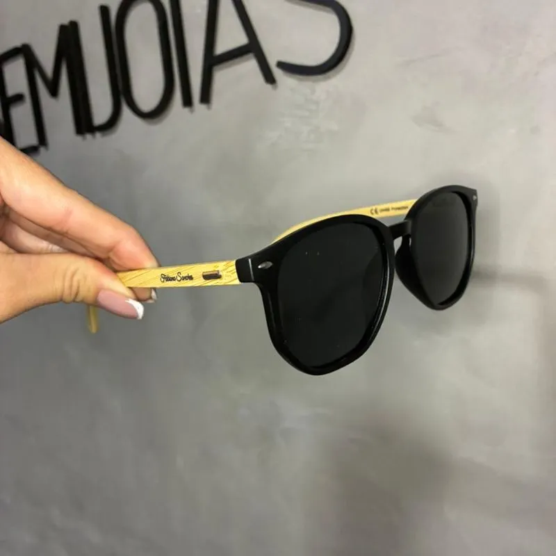 ÓCULOS DE SOL REDONDO COM LENTE PRETA ARMAÇÃO FOSCA PRETA COM AMADERADO CLARO COM PROTEÇÃO UV 400 - MARCA PROPRIA
