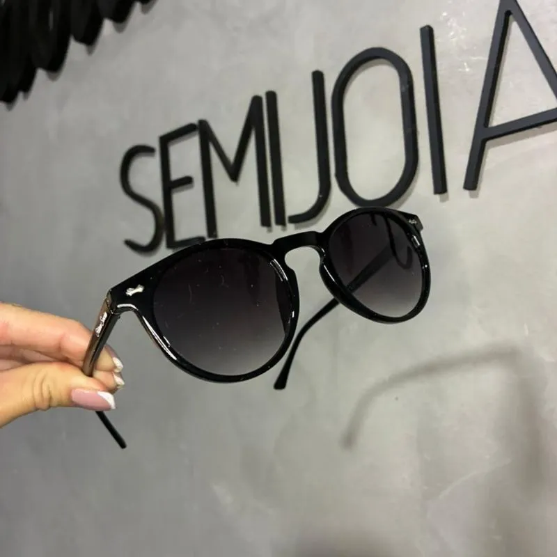 ÓCULOS DE SOL REDONDO COM LENTE PRETA DEGRADE ARMAÇÃO PRETA COM PROTEÇÃO UV 400 - MARCA PROPRIA