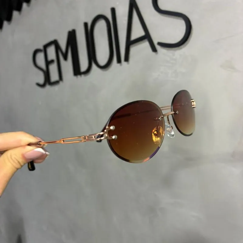 ÓCULOS DE SOL REDONDO GEOMÉTRICO CARAMELO COM LENTE DEGRADE CARAMELO TRASPARENTE ARMAÇÃO EM METAL DOURADO COM PROTEÇÃO UV 400 - MARCA PROPRIA