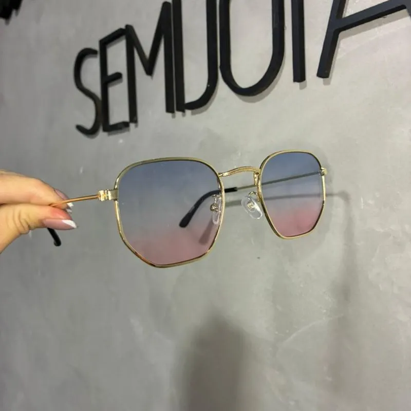 ÓCULOS DE SOL REDONDO GEOMÉTRICO COM LENTE DEGRADE AZUL E ROSA ARMAÇÃO EM METAL DOURADO COM PROTEÇÃO UV 400 - MARCA PROPRIA