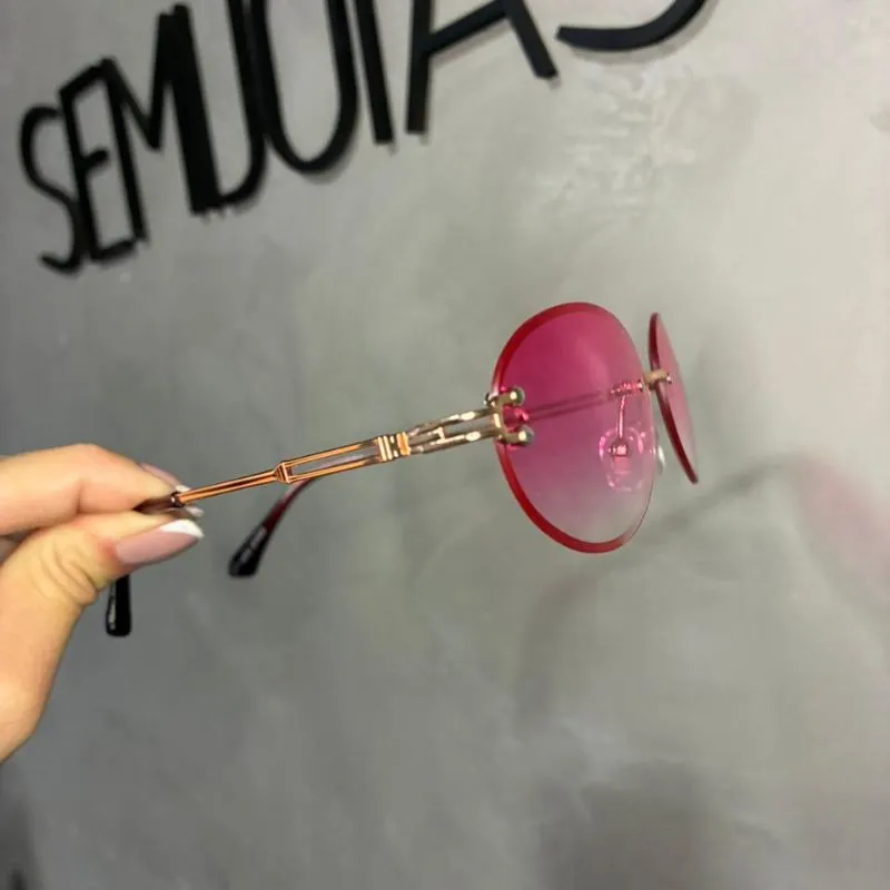 ÓCULOS DE SOL REDONDO GEOMÉTRICO PINK COM LENTE DEGRADE PINK TRASPARENTE ARMAÇÃO EM METAL DOURADO COM PROTEÇÃO UV 400 - MARCA PROPRIA