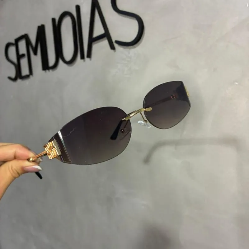 ÓCULOS DE SOL REDONDO PRETO COM LENTE FUME  ARMAÇÃO EM METAL DOURADO COM PROTEÇÃO UV 400 - MARCA PROPRIA