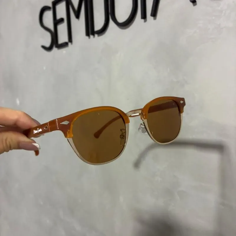 ÓCULOS DE SOL  RETRÔ COM LENTE MARRON TRASNPARENTE ARMAÇÃO CARAMELO COM PROTEÇÃO UV 400 - MARCA PROPRIA