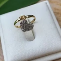 ANEL ALIANÇA COM PINGENTE CORAÇÃO CRAVEJADO CRISTAL PENDU. Nº17- BANHADO A OURO 18K