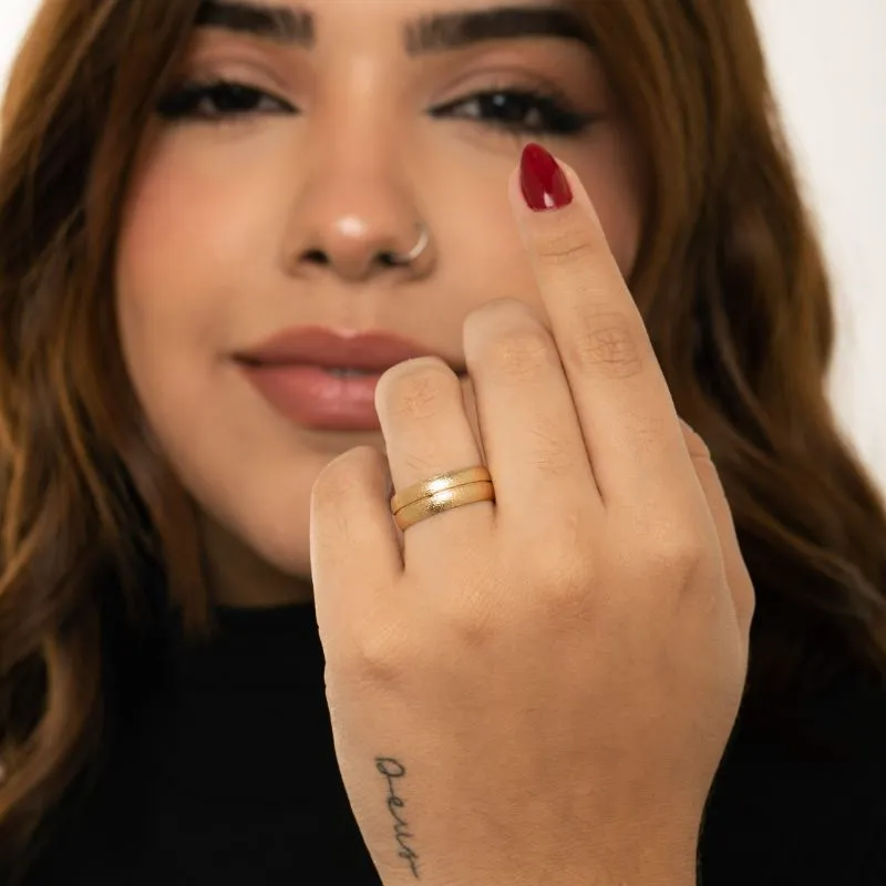 ALIANÇA ANATÓMICA 1 FRISO NO MEIO BRILHANTE E LATERAL FOSCA Nª14- BANHADO A OURO 18K