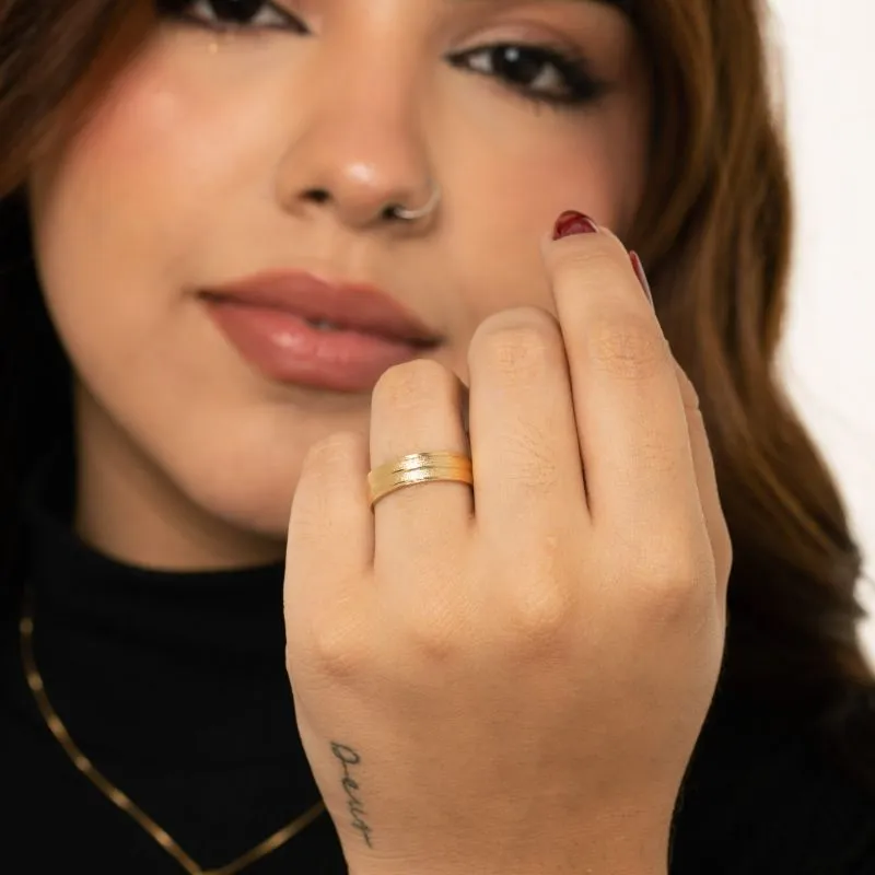 ALIANÇA FOSCA COM 3 FRISOS BRILHANTE 8MM  QUADRADA Nª20- BANHADO OURO 18K