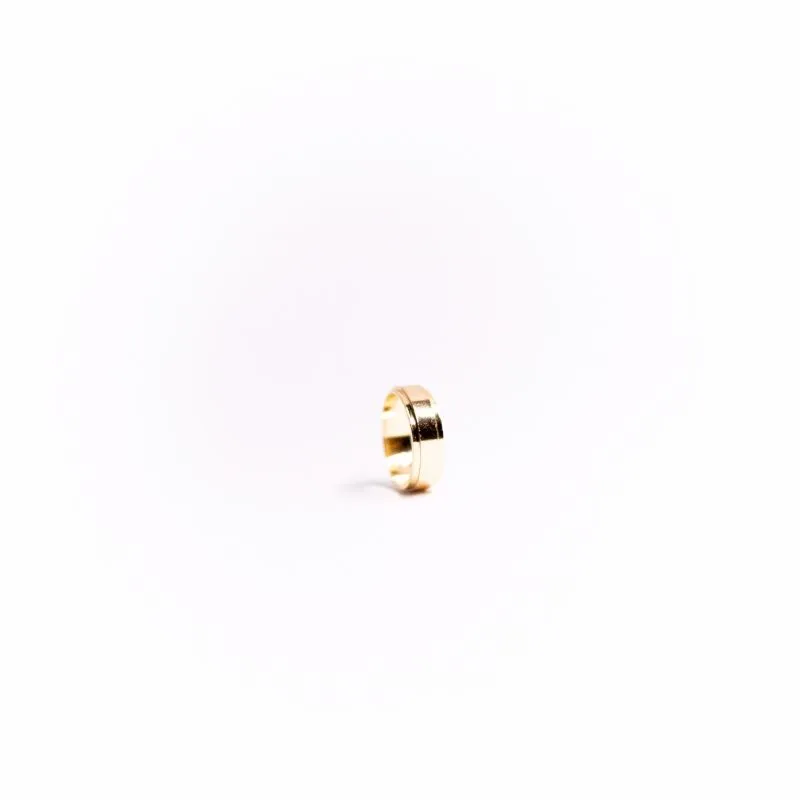 ALIANÇA LISA COM 2 CANALETAS 8MM QUADRADA Nª22- BANHADO A OURO 18K