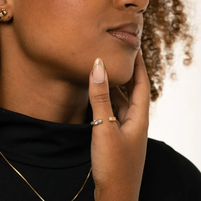 ANEL ABERTO COM PONTO DE LUZ E CRAVAÇÃO DE MICRO ZIRCÔNIA CRISTAL Nº 23- BANHADO A OURO 18K