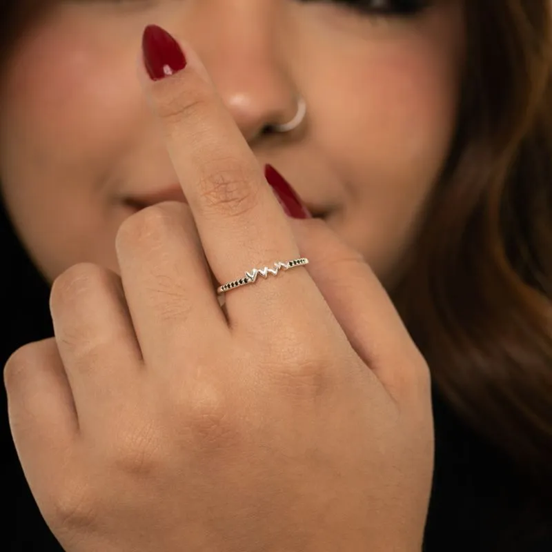 ANEL ARO COM ZIRCÔNIA PRETA+ 5 CORAÇÃOZINHO PEQUENOS LISOS Nº22- BANHADO A PRATA 925