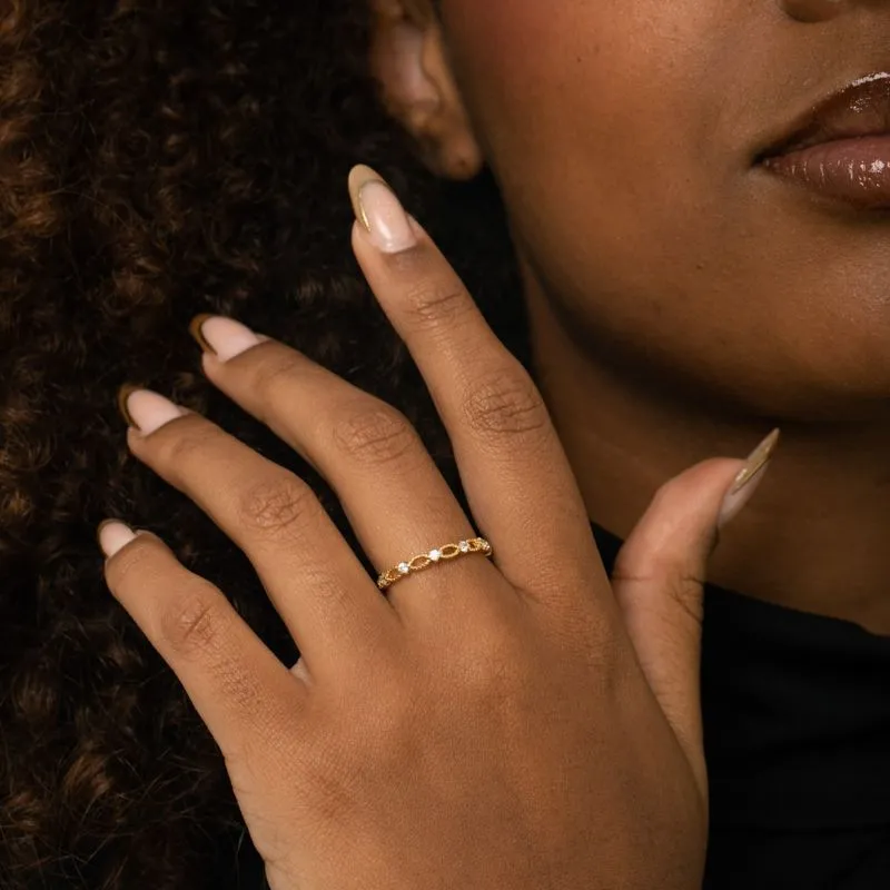 ANEL ARO DETALHADO VAZADO COM MICRO ZIRCÔNIA CRISTAL Nº19- BANHADO A OURO 18K