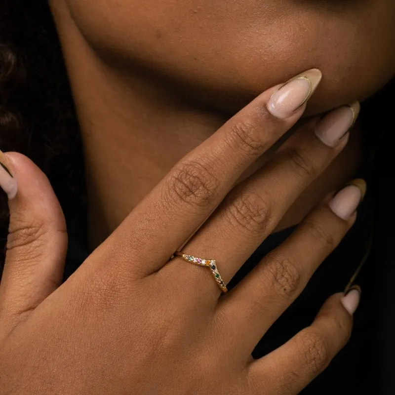 ANEL ARO EM V CRAVEJADO COM MICRO ZIRCÔNIA COLORIDA Nº18- BANHADO A OURO 18K