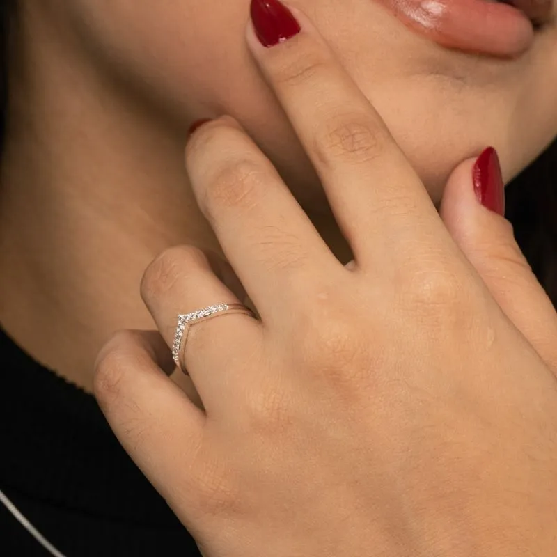 ANEL ARO EM V CRAVEJADO COM MICRO ZIRCÔNIA CRISTAL Nº17- BANHADO A PRATA 925