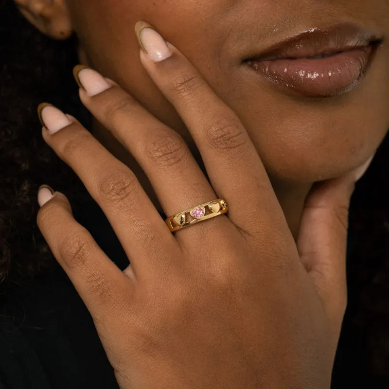 ANEL ARO LARGO COM CORAÇÃO LISO E CORAÇOES EM MICRO ZIRCÔNIA PINK Nº22- BANHADO A OURO 18K