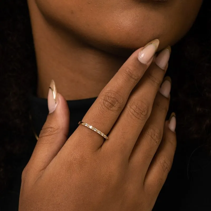 ANEL ARO LISO COM BOLINHAS E NAVETE CRISTAL Nº24- BANHADO A OURO 18K