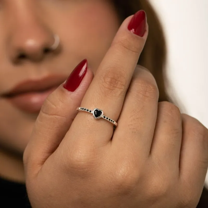 ANEL ARO LISO COM CORAÇÃO CENTRAL E LATERAL EM MICRO ZIRCÔNIA PRETA Nº19- BANHADO A PRATA 925