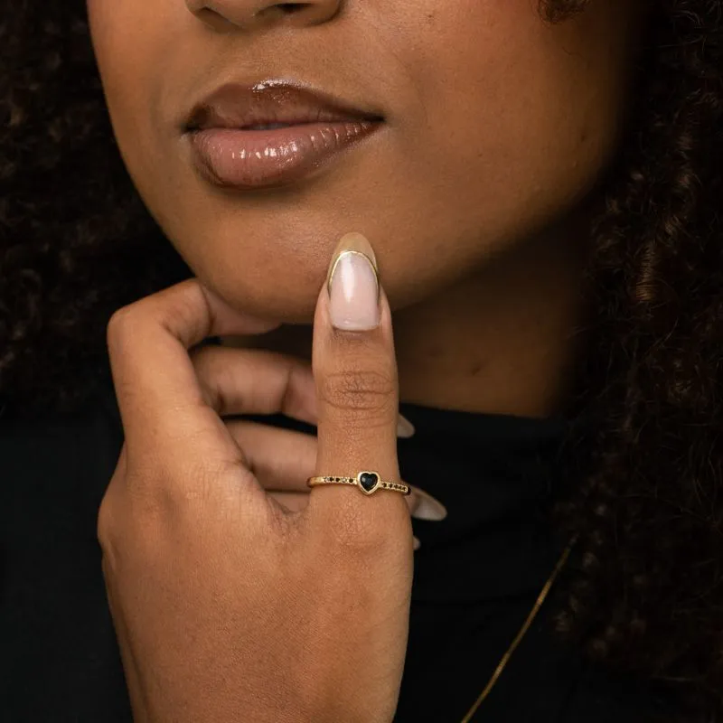 ANEL ARO LISO COM CORAÇÃO CENTRAL E LATERAL EM MICRO ZIRCÔNIA PRETA Nº21- BANHADO A OURO 18K