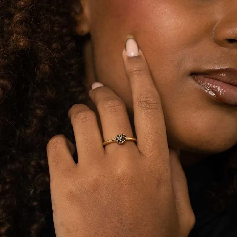 ANEL ARO LISO LARGO COM CORAÇÃO EM MICRO ZIRCÔNIA PRETA Nº16- BANHADO A OURO 18K