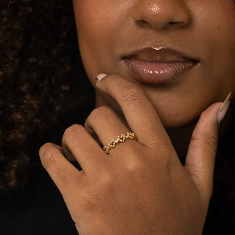 ANEL COM 2 FILEIRAS E10 CORAÇÕES LISO + 4 CRAVEJADO EM MICRO ZIRCÔNIA CRISTAL Nº19- BANHADO A OURO 18K