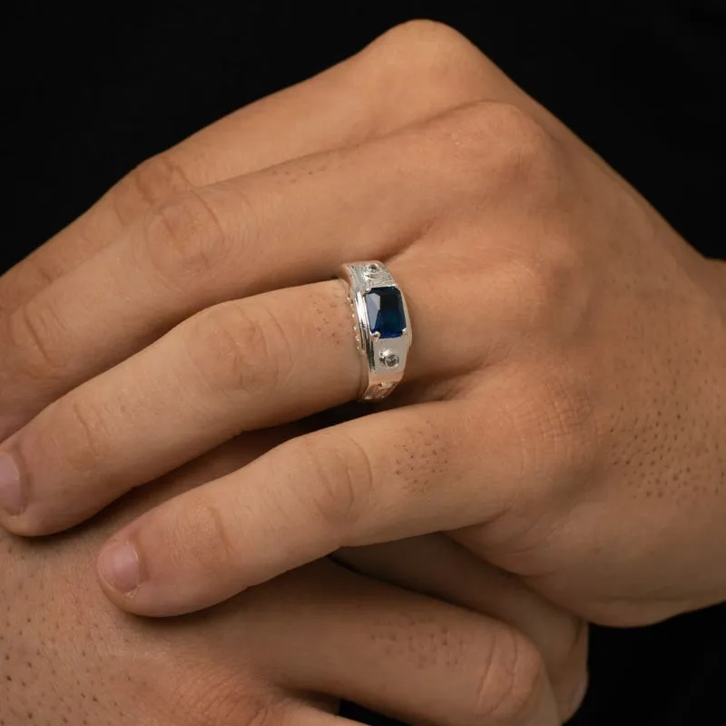 ANEL MASCULINO GRANDE COM PEDRA QUADRADA AZUL E ZIRCÔNIA CRISTAL Nº25 - BANHADO A PRATA 925