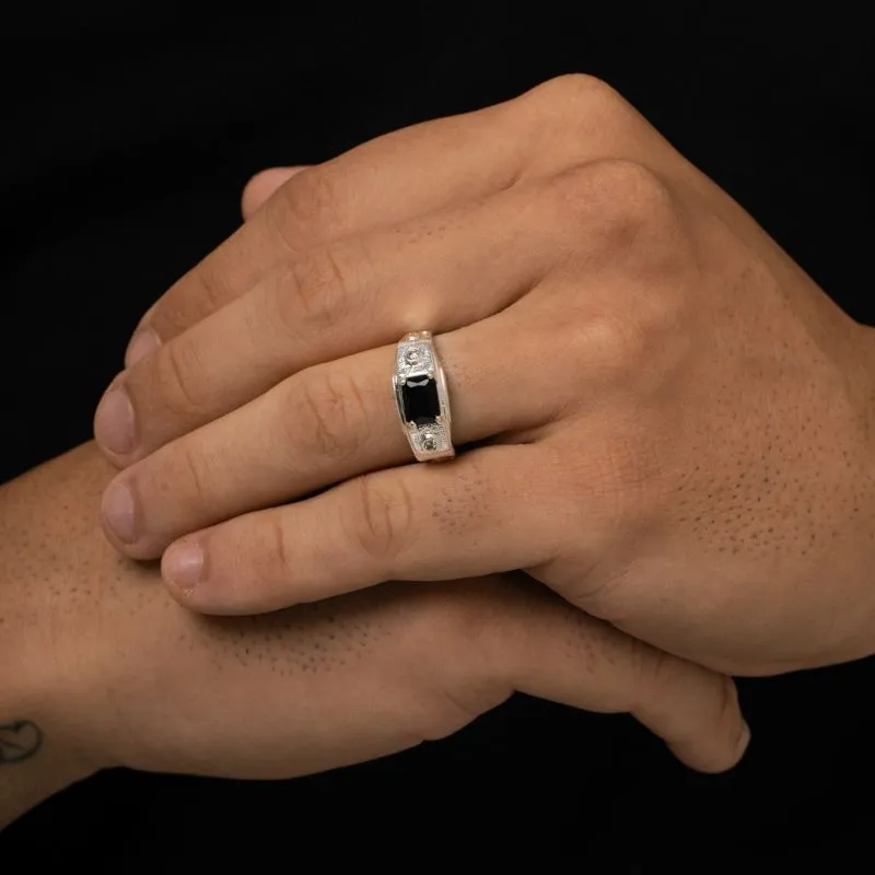 ANEL MASCULINO GRANDE COM PEDRA QUADRADA PRETA E ZIRCÔNIA CRISTAL Nº24 - BANHADO A PRATA 925