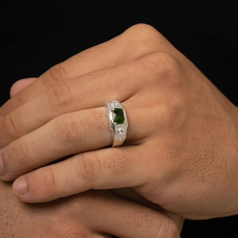 ANEL MASCULINO GRANDE COM PEDRA QUADRADA VERDE E ZIRCÔNIA CRISTAL Nº24 - BANHADO A PRATA 925