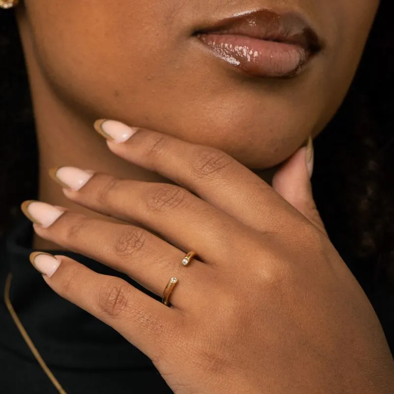 ANEL REGULAVEL COM ZIRCONIA NAS PONTAS CRISTAL  - BANHADO A OURO 18K