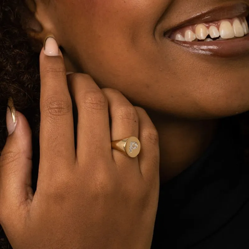 ANEL REGULÁVEL DEDINHO COM INICIAL P CRAVEJADA -REGULÁVEL - BANHADO A OURO 18K