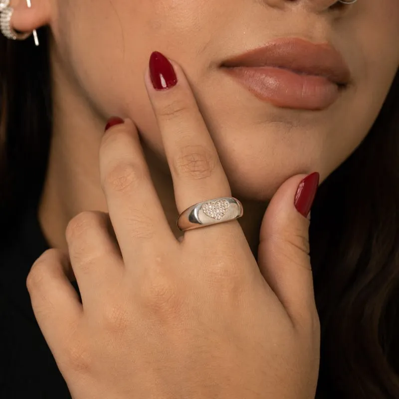 ANEL ROBUSTO BASE QUADRADA COM CORAÇÃO E CRAVAÇÃO EM ZIRCÔNIA CRISTAL Nº 22- BANHADO A OURO 18K