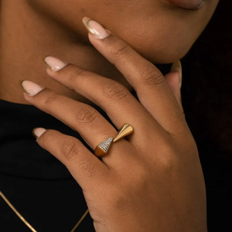 ANEL ROBUSTO BASE QUADRADA COM DETALHE LISO E DETALHE COM CRAVÇÃO EM ZIRCÔNIA CRISTAL Nº 12- BANHADO A OURO 18K