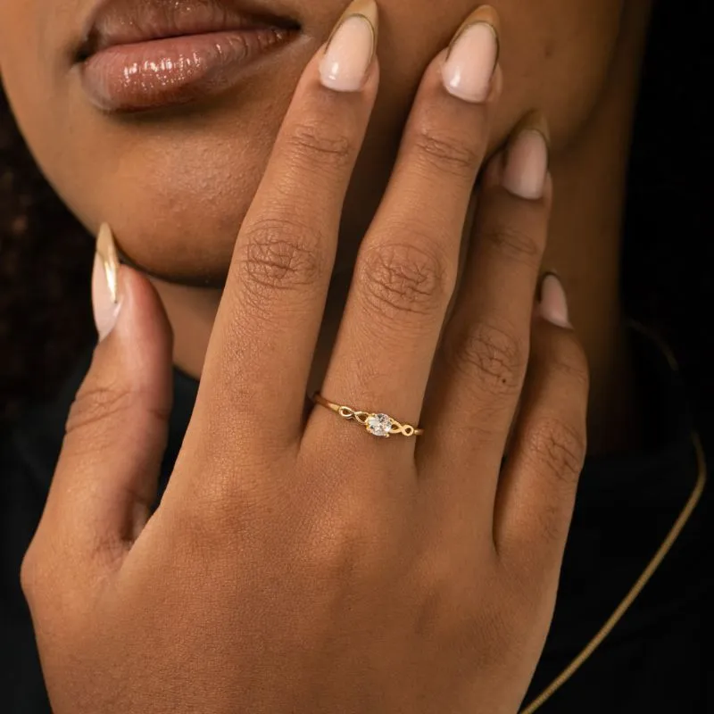 ANEL SOLITÁRIO ARO CO SÍMBOLO INFINITO E PEDRA CENTRAL CRISTAL REDONDA 4 GARRAS Nº17- BANHADO A OURO 18K