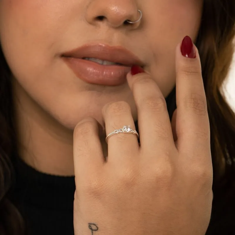 ANEL SOLITÁRIO ARO CO SÍMBOLO INFINITO E PEDRA CENTRAL CRISTAL REDONDA 4 GARRAS Nº21- BANHADO A PRATA 925