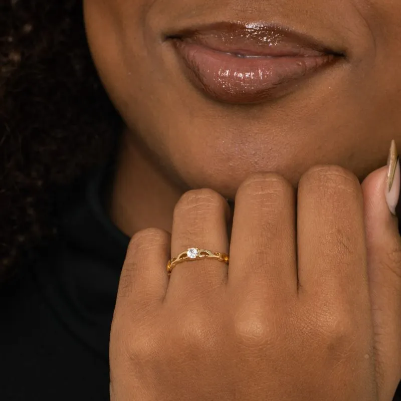 ANEL SOLITÁRIO ARO CO SÍMBOLO INFINITO E PEDRA CENTRAL CRISTAL REDONDA 4 GARRAS Nº24- BANHADO A OURO 18K