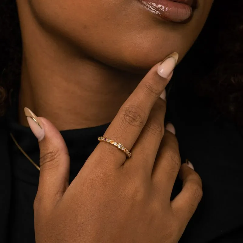 ANEL SOLITÁRIO ARO CRAVEJADO EM MICRO ZIRCÔNIA COLORIDA E PEDRA CENTRAL CRISTAL QUADRADO Nº16- BANHADO A OURO 18K