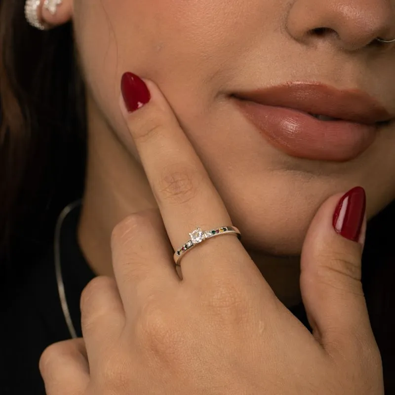 ANEL SOLITÁRIO ARO CRAVEJADO EM MICRO ZIRCÔNIA COLORIDA E PEDRA CENTRAL CRISTAL QUADRADO Nº17 - BANHADO A PRATA 925