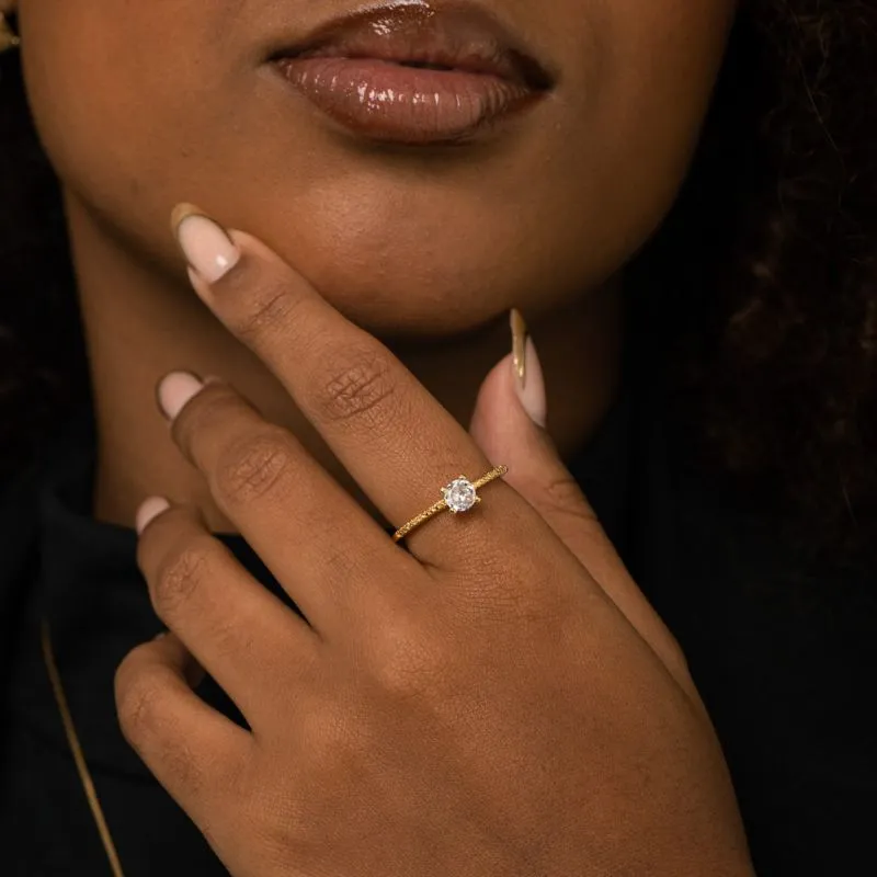 ANEL SOLITÁRIO ARO CRAVEJADO EM MICRO ZIRCÔNIA CRISTAL E PEDRA CENTRAL CRISTAL QUADRADO Nº25- BANHADO A OURO 18K