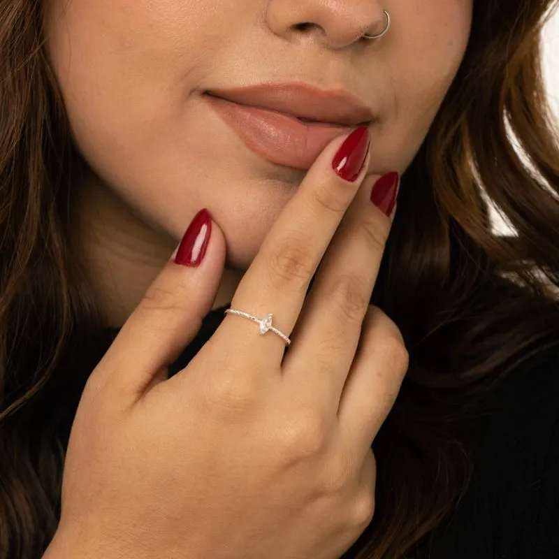 ANEL SOLITÁRIO ARO LAMINADO  E PEDRA CENTRAL EM NAVETE OVAL  Nº17 - BANHADO A PRATA 925