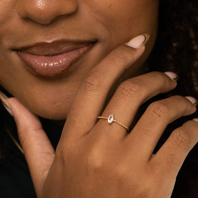 ANEL SOLITÁRIO ARO LAMINADO  E PEDRA CENTRAL EM NAVETE OVAL  Nº26 - BANHADO A OURO 18K