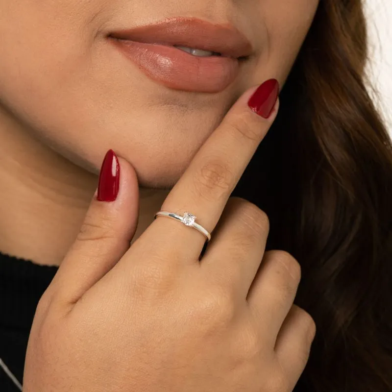 ANEL SOLITÁRIO ARO LISO COM  PEDRA CENTRAL CRISTAL REDONDA 4 GARRAS Nº20- BANHADO A PRATA 925