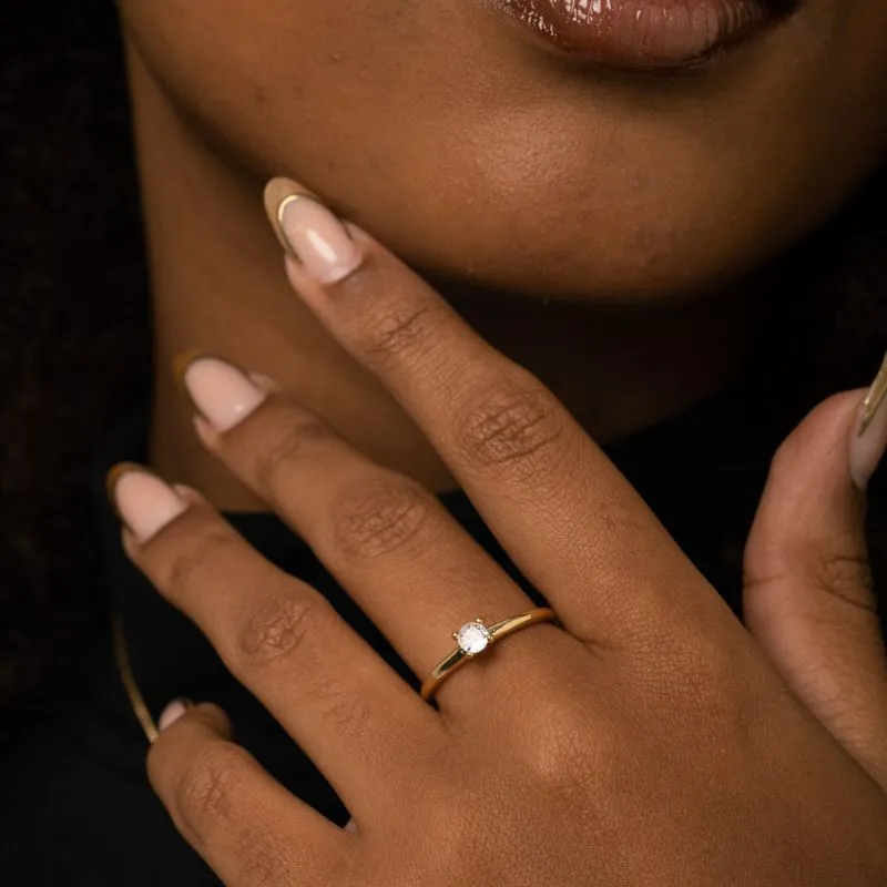 ANEL SOLITÁRIO ARO LISO COM  PEDRA CENTRAL CRISTAL REDONDA 4 GARRAS Nº25- BANHADO A OURO 18K