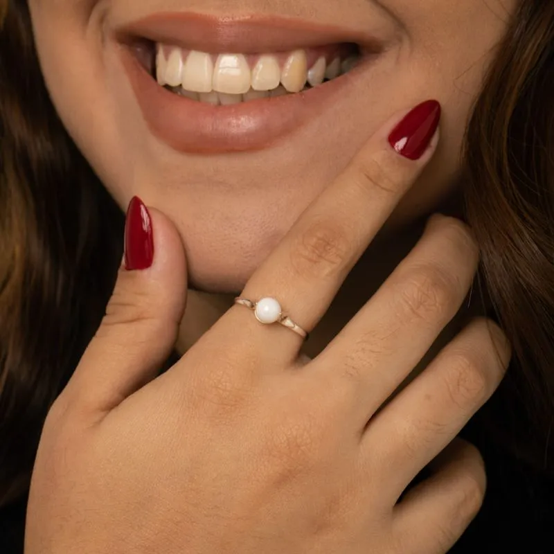 ANEL SOLITÁRIO ARO LISO COM PÉROLA CENTRAL REDONDA Nº25- BANHADO A OURO 18K