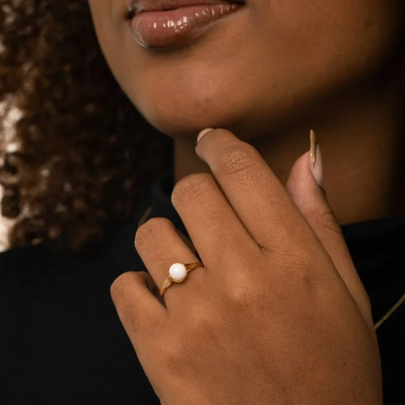 ANEL SOLITÁRIO ARO LISO COM PÉROLA CENTRAL REDONDA Nº26- BANHADO A OURO 18K