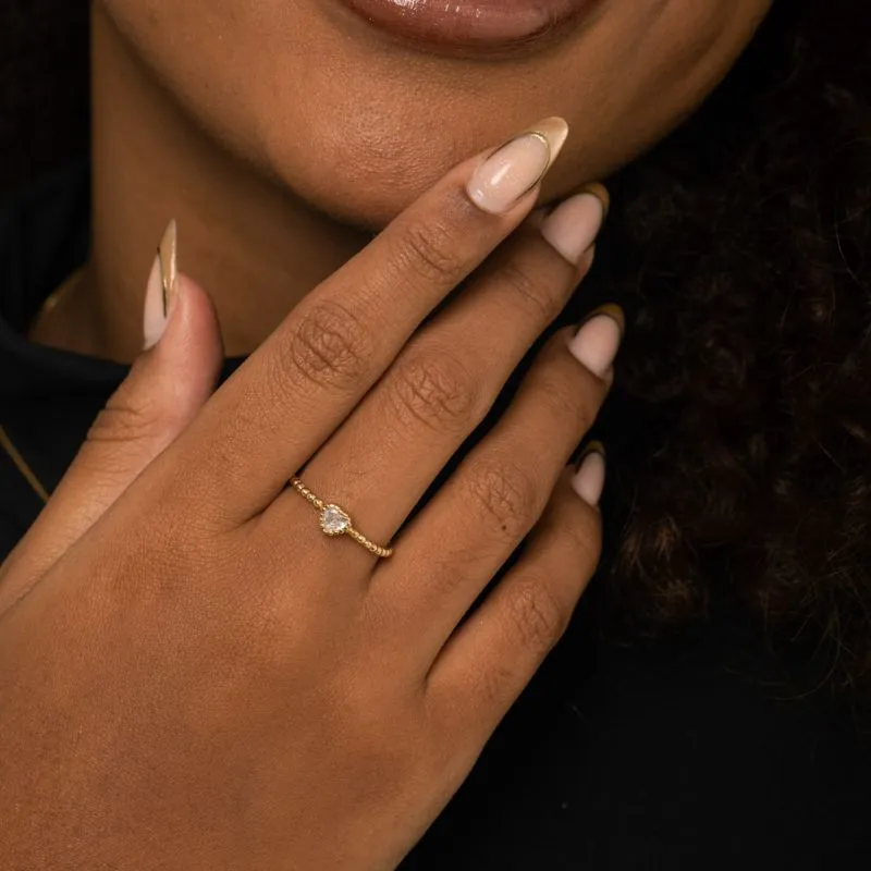 ANEL SOLITÁRIO ARO PONTILHADO + PEDRA CENTRAL DE CORAÇÃO ZIRCÔNIA CRISTAL Nº21 - BANHADO A OURO 18K